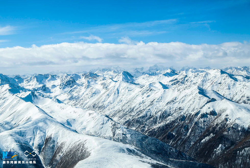 万米高空俯瞰雪后巴颜喀拉山