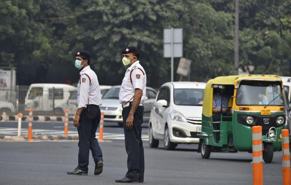 在新德里市区，警察管理交通时也戴着口罩_fororder_smog_94340d0c-ba34-11e7-83cc-689513d74e1b