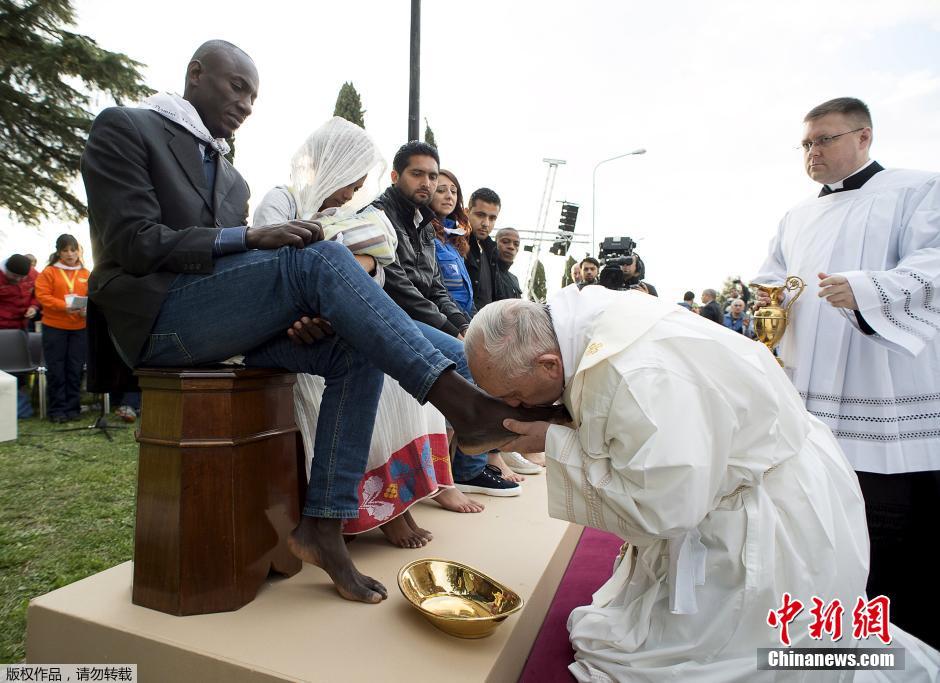 教皇方济各走访难民营 为难民洗脚并亲吻脚背