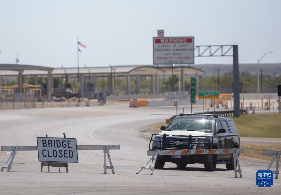 滯留美國得克薩斯州邊境小鎮德爾裏奧橋下的移民離開