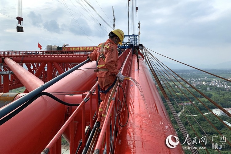 世界在建最大跨径拱桥主弦管混凝土灌注顺利完成