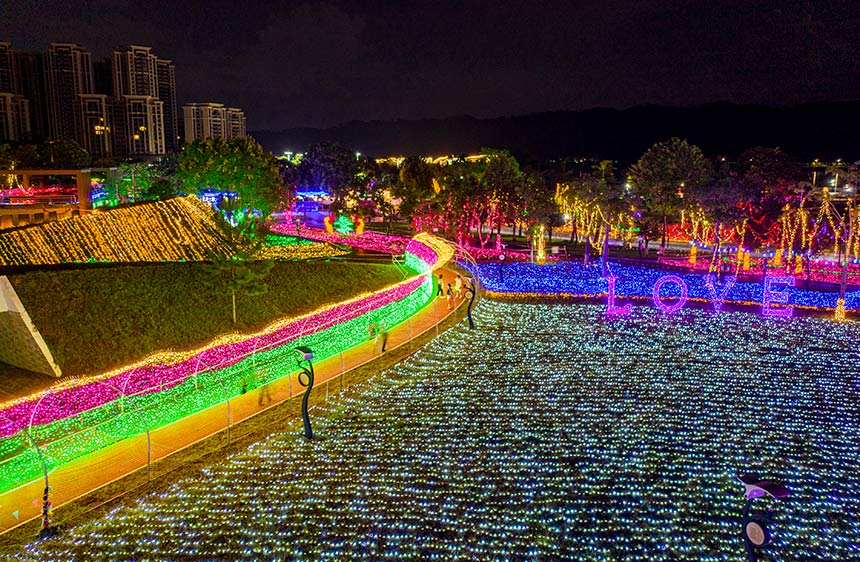 广西梧州：苍海湿地公园灯光秀喜迎“双节”