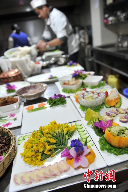 云南特色“花宴” 10余种鲜花做大餐