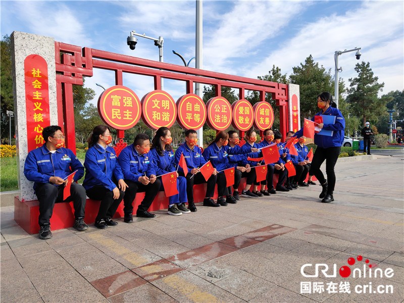 【续写丝路新篇章】新疆兵团军垦博物馆：不忘来时路 不罔肩头担（组图）_fororder_07来新疆兵团军垦博物馆进行党建活动的天辰化工有限公司的员工。 摄影：位树理