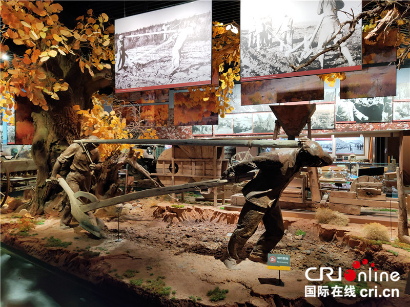 【续写丝路新篇章】新疆兵团军垦博物馆：不忘来时路 不罔肩头担（组图）_fororder_03雕塑作品再现当年建设场景。 摄影：位树理