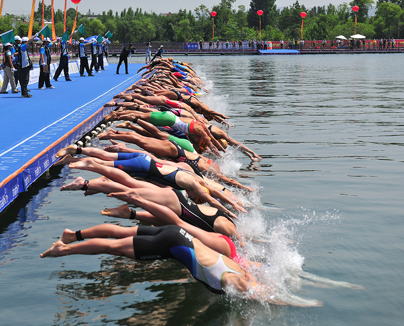 （首个 附链接）成都金堂铁人三项赛发展十年 秀出“国际范儿”_fororder_铁人三项赛资料图片-供图-金堂县委宣传部1