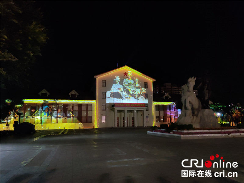 【续写丝路新篇章】新疆兵团军垦博物馆：不忘来时路 不罔肩头担（组图）_fororder_08新疆兵团军垦博物馆灯光秀再现当年建设场景。 摄影：位树理