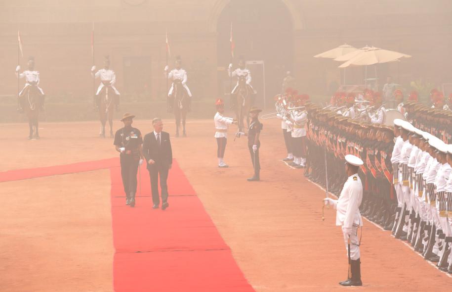 當地時間11月7日，比利時國王菲利普，在被霧霾籠罩的印度總統府檢閱了儀仗隊_fororder_20171108175441_3e6d906c83fec6b1651095f5d6cc23c8_1