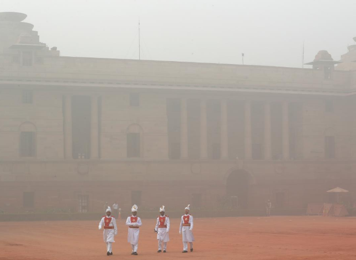 在印度新德里的总统府，工作人员在烟雾笼罩下行走_fororder_QQ截图20171110164843
