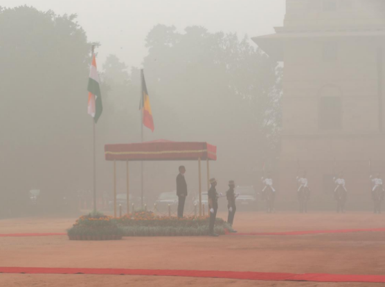 當地時間11月7日，比利時國王菲利普，在被霧霾籠罩的印度總統府檢閱了儀仗隊_fororder_QQ截圖20171110164953