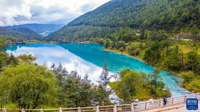 Pemandangan Mempesona di Lembah Bulan Biru_fororder_1127876739_16319329377881n