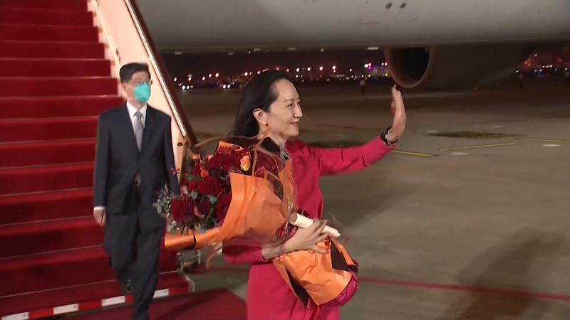 Habari kuhusu safari ya Bibi Meng Wanzhou kurudi nyumbani yafuatiliwa na kukaribishwa na watu wa China_fororder_VCG111350698337