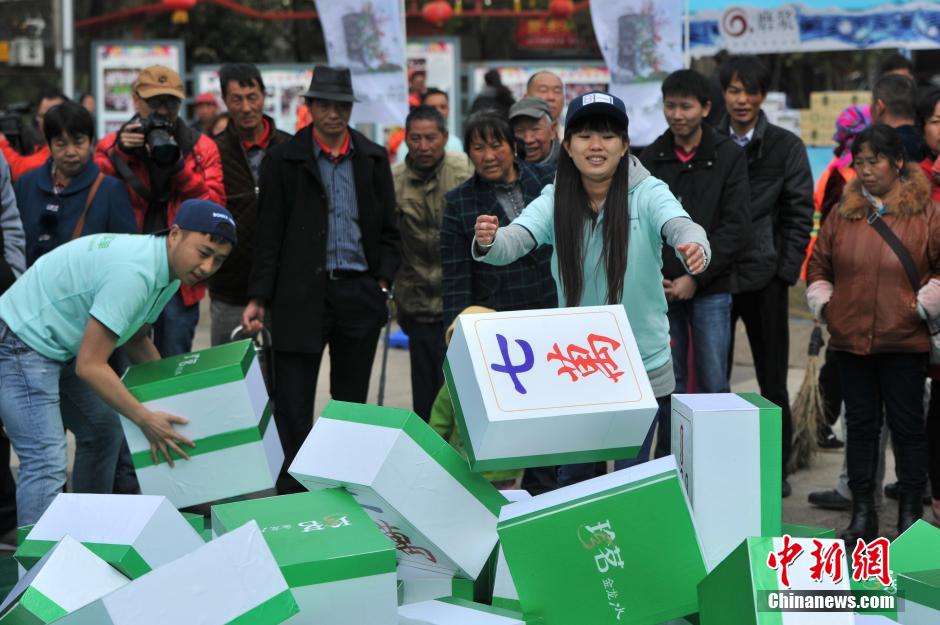 昆明市民街头打“巨型麻将”