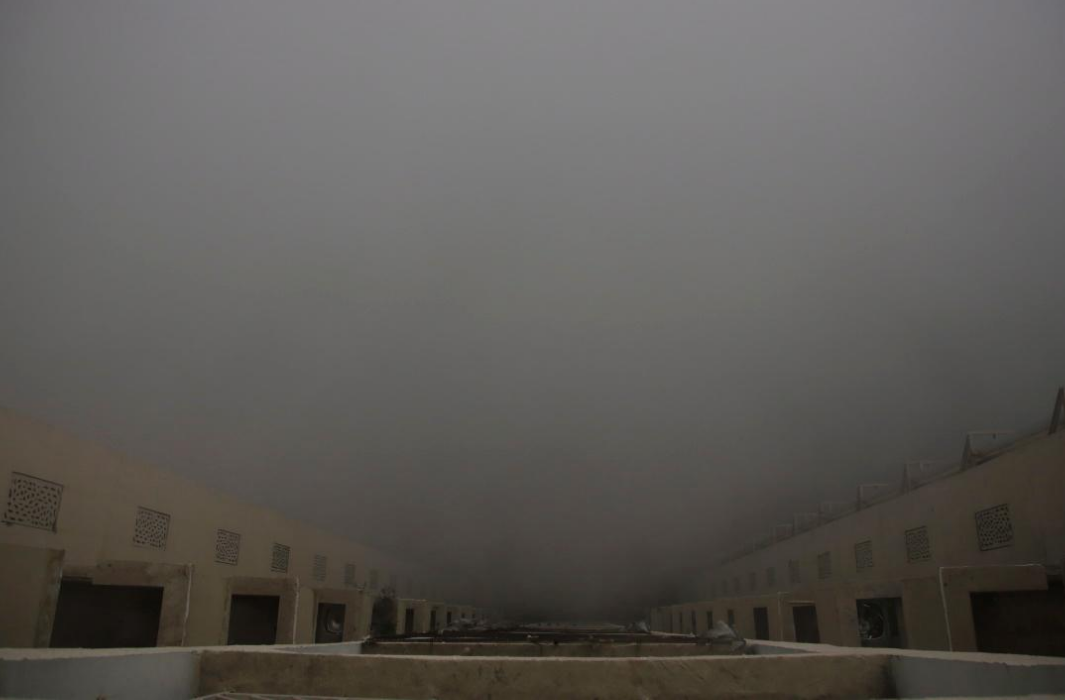 霧霾嚴重時，從一幢建築十層向下拍照都看不到地面_fororder_QQ截圖20171110172154