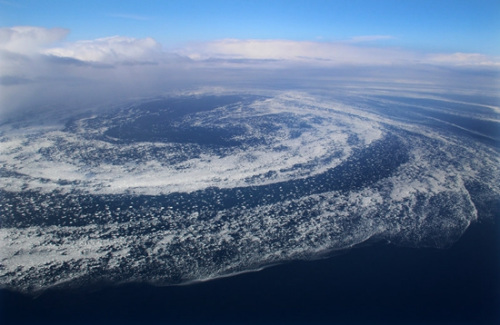 日本北海道出现罕见壮观流冰大漩涡
