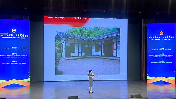 自贡恐龙博物馆讲解员陈慧然获2021全国自然资源科普讲解大赛一等奖_fororder_3龚璐蓉讲解现场（供图-自贡市文化广播电视和旅游局）