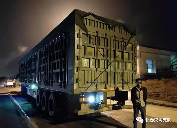 吉林省交警部門嚴查超限“百噸王”車輛 嚴厲打擊超限超載行為