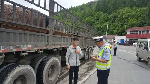 吉林省交警部門嚴查超限“百噸王”車輛 嚴厲打擊超限超載行為