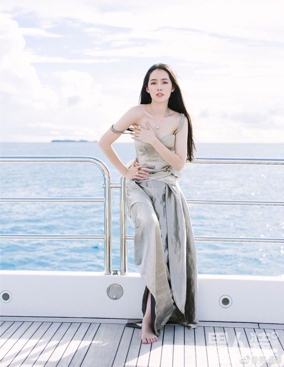 郭碧婷登杂志封面 飘逸长发露美腿小秀性感