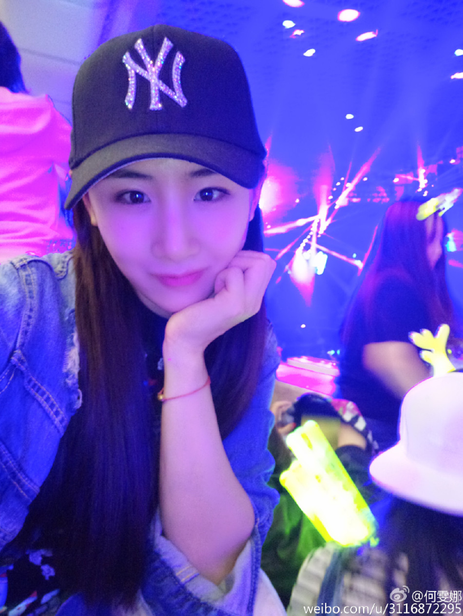 何雯娜现身鹿晗演唱会秒变小粉丝