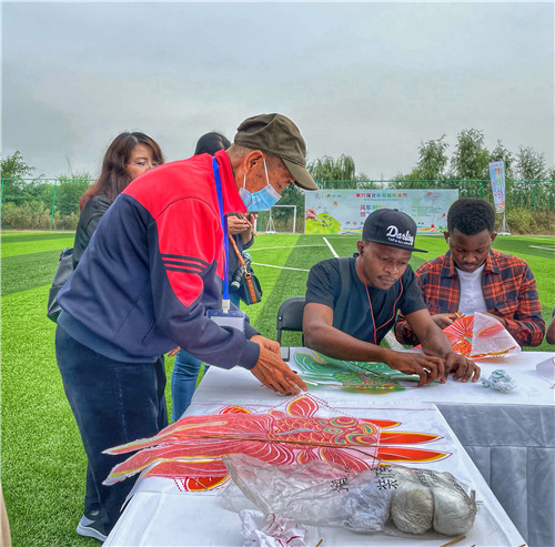 Makukulay na saranggola, sumahimpapawid sa Beijing International Kite Festival: pagpapalitang pampalakasan ng Tsina at ibat-ibang bansa, isinusulong_fororder_微信图片_2021092817133519