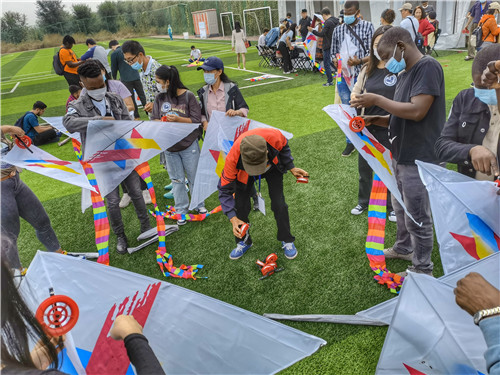 Makukulay na saranggola, sumahimpapawid sa Beijing International Kite Festival: pagpapalitang pampalakasan ng Tsina at ibat-ibang bansa, isinusulong_fororder_微信图片_202109281713355