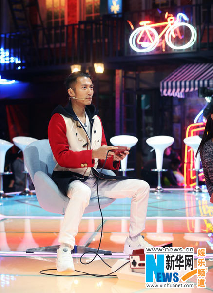 谢霆锋节目现场打电玩 偷"溜"女生宿舍送惊喜