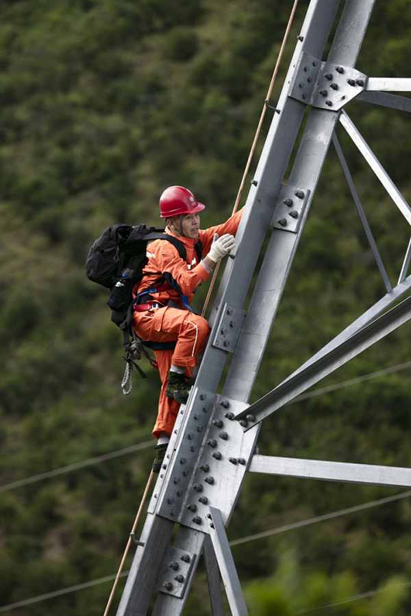 洛克路线上的电力高空作业为西电东送保驾护航