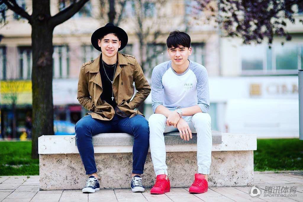 兄弟二人的父亲是天津人,母亲是匈牙利人.