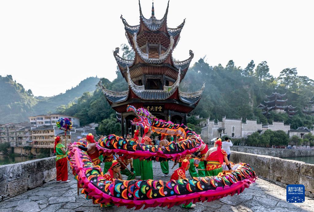 贵州镇远：多彩活动迎大展