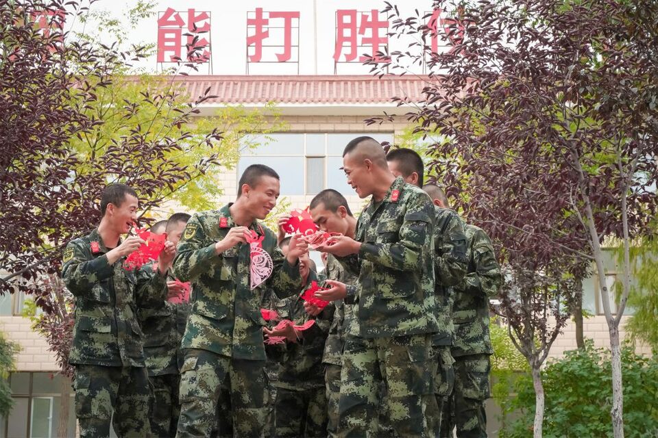 迎国庆：军民趣味剪纸 “中国红”辉映“橄榄绿”