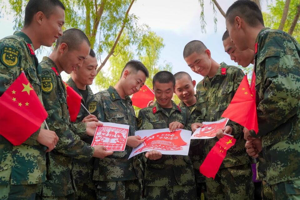 迎國慶：軍民趣味剪紙 “中國紅”輝映“橄欖綠”