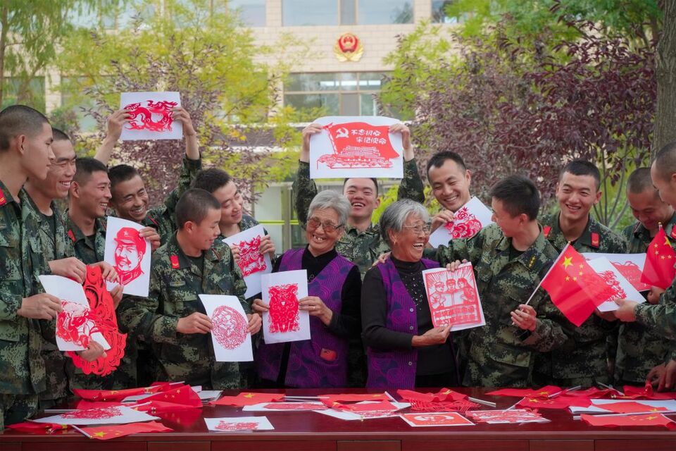 迎國慶：軍民趣味剪紙 “中國紅”輝映“橄欖綠”