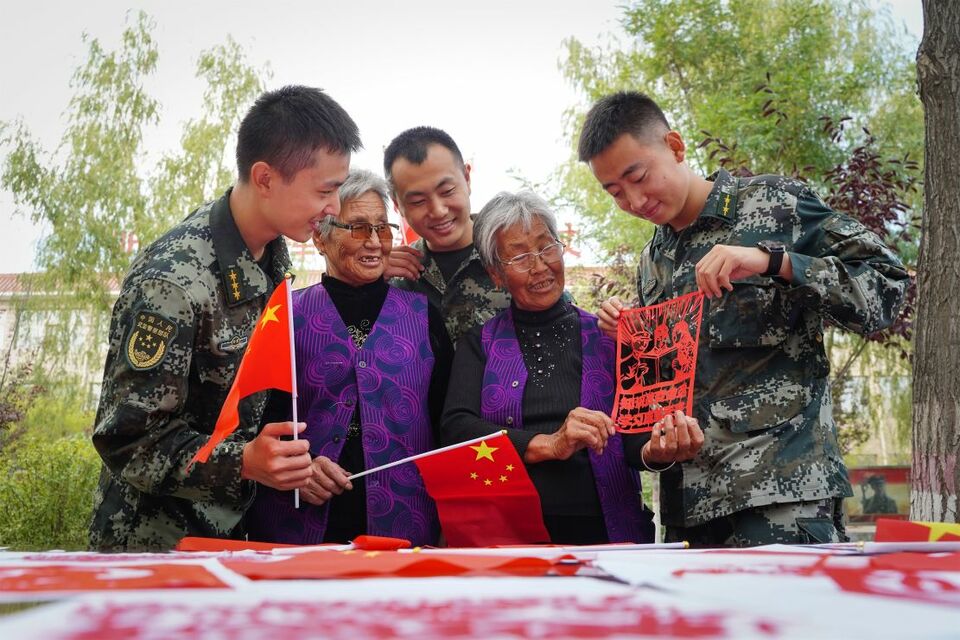 迎国庆：军民趣味剪纸 “中国红”辉映“橄榄绿”