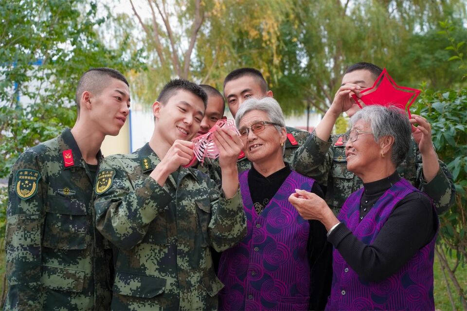 迎國慶：軍民趣味剪紙 “中國紅”輝映“橄欖綠”