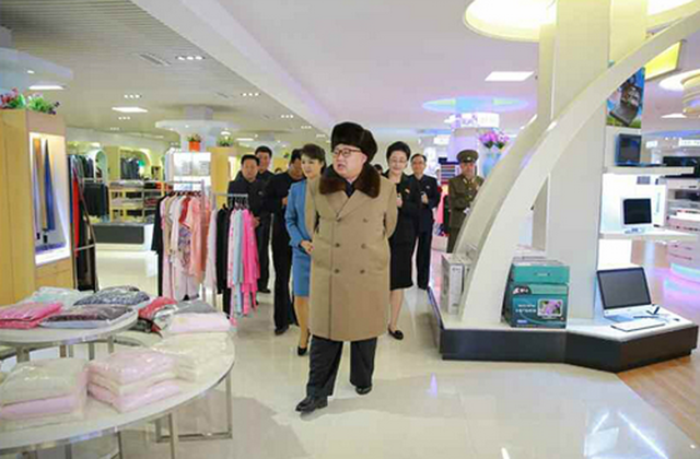 金正恩携妻子和妹妹视察新建商店和服务基地