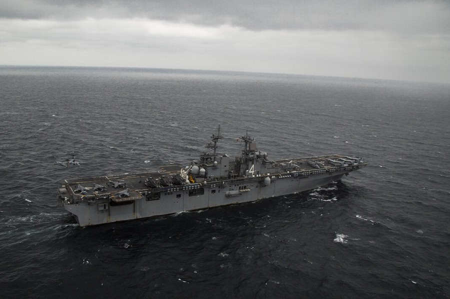 美軍4萬噸兩棲攻擊艦開進香港