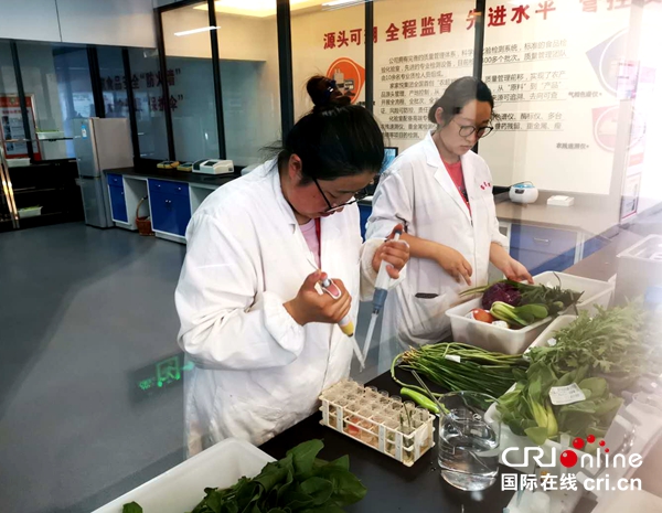 【家家悅集團副總丁明波介紹集團食品生產,物流環節 攝影 趙博