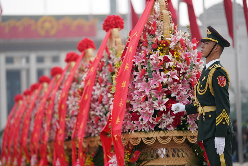 Rais wa China atoa heshima kwa mashujaa wa taifa katika Uwanja wa Tian'anmen_fororder_现场图3