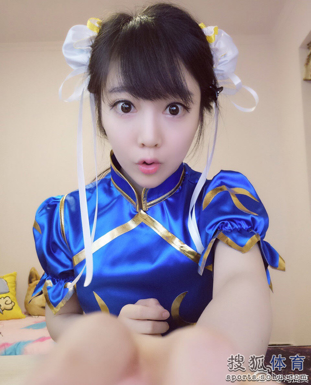 游戏女主播自黑身高1.5米 网友：穿鞋正好(图)