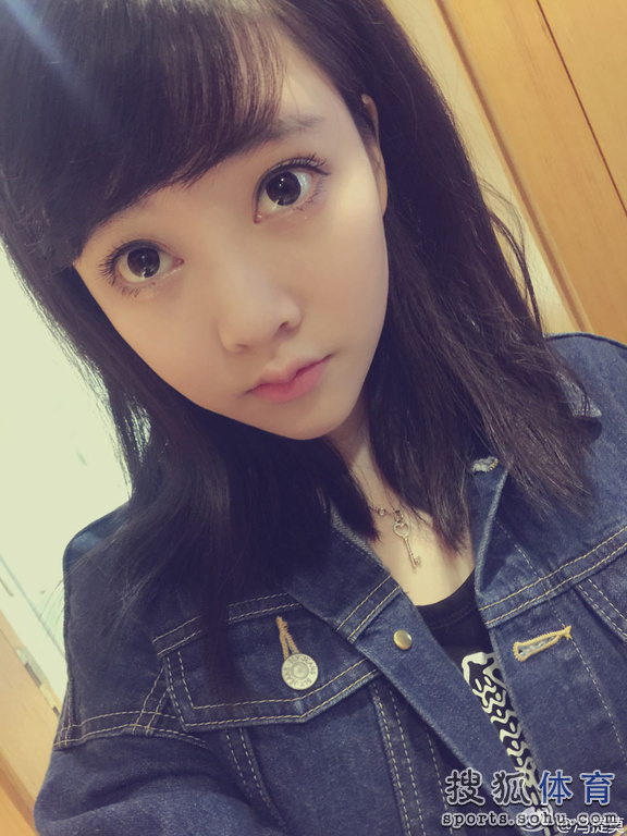 游戏女主播自黑身高1.5米 网友：穿鞋正好(图)