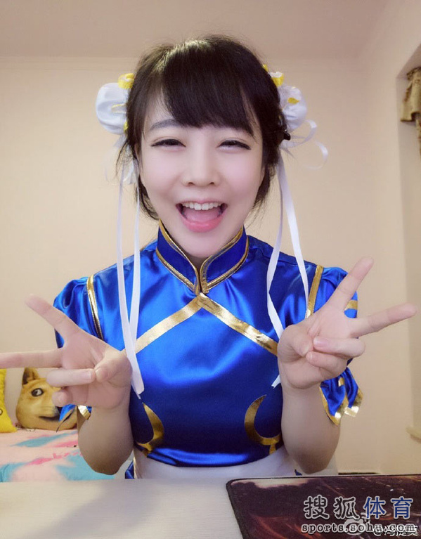 游戏女主播自黑身高1.5米 网友：穿鞋正好(图)