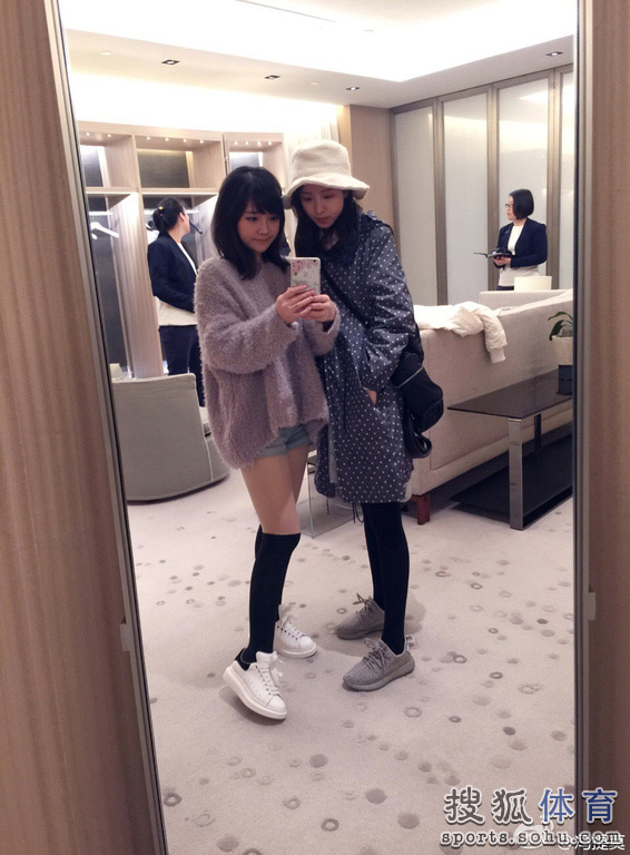 游戏女主播自黑身高1.5米 网友：穿鞋正好(图)