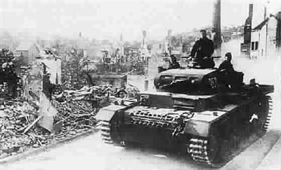 1940年阿登战役 德坦克翻山让法防线成摆设