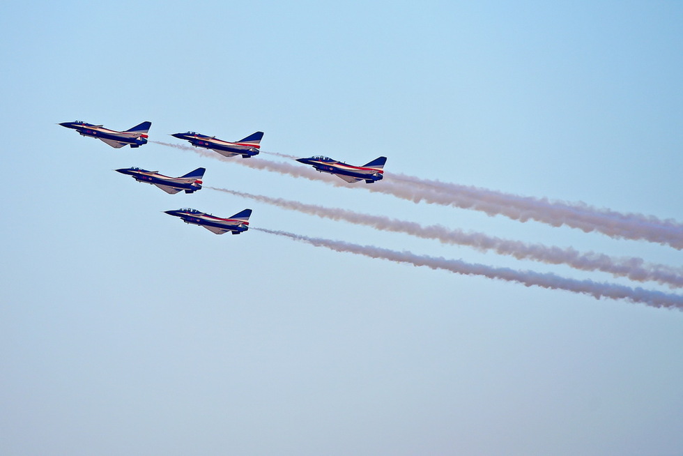 中国空军八一飞行表演队亮相迪拜航展