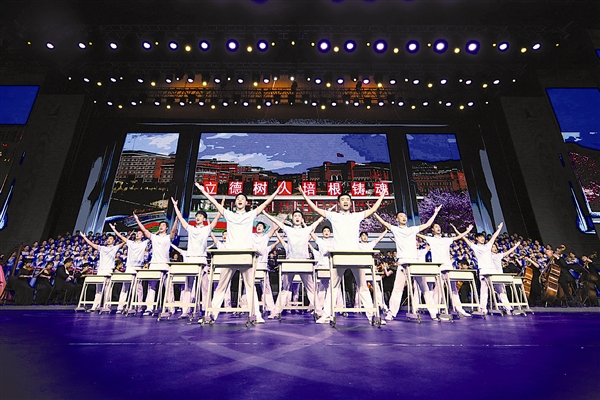 大連藝術學院音樂劇《追夢·青春》在人民大會堂精彩上演