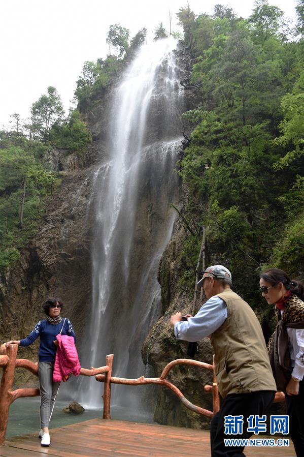 甘肃陇南：雾漫官鹅沟