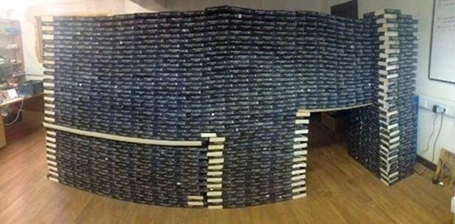 收到千本同样小说捐书 书商无奈将其堆成城堡
