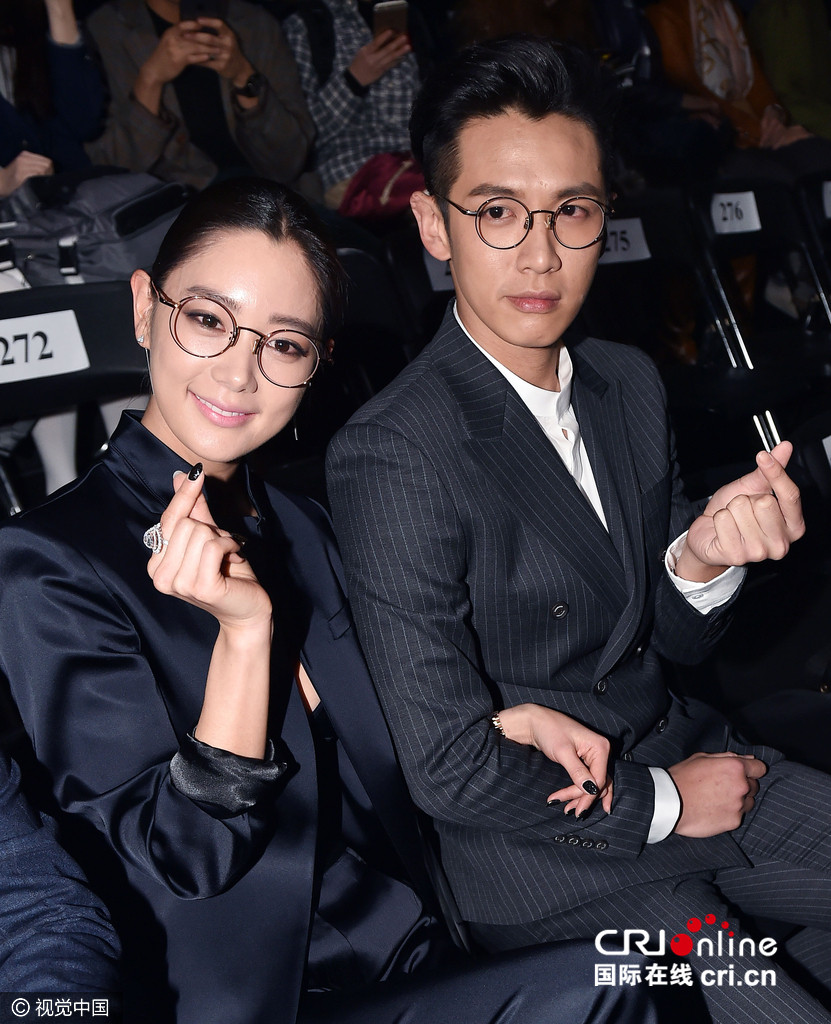 柯震东将全面复出 韩国看秀与女星clara齐比心