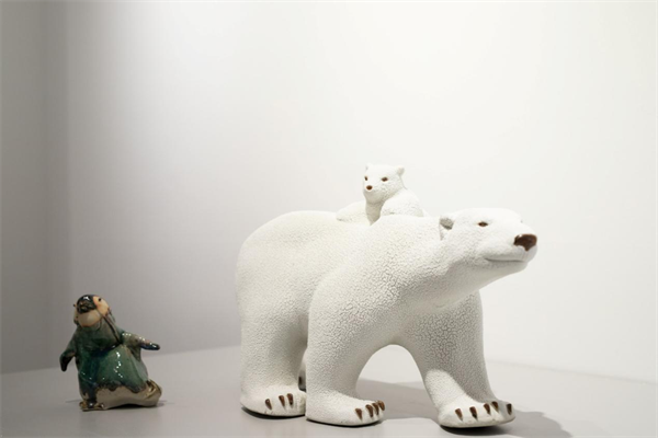 陶瓷雕塑作品北极熊母子 摄影 张泽锋